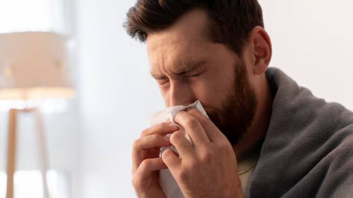 বছর দুয়েক আগে ব্রিটেনের নাইনওয়েলস হাসপাতাল ডান্ডি থেকে এই ঘটনা সামনে আসে। চিকিৎসা বিজ্ঞানের জগতে সেটি একটি বিরল ঘটনা হিসেবে রয়ে গিয়েছে। হাঁচি আটকানো নিয়ে তাই সতর্ক করে চলেছেন চিকিৎসকরা।