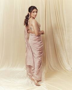 हिच्या अदांची बात काही औरच..., शिमर साडीत खुललं वामिकाचं सौंदर्य