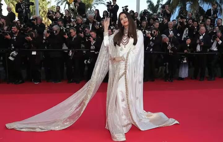 ऐश्वर्यानं साडीसोबत मॅचिंग टिश्यू दुपट्टा देखील नेसला होता, ज्याच्या बॉर्डरवर खऱ्या सोन्या-चांदीच्या जरदोसीचं भरतकाम केलेलं होतं.