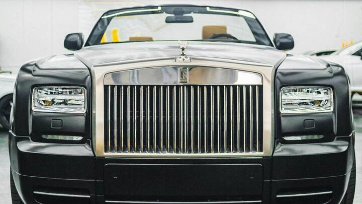 भारत में रॉल्स रॉयस कार 1920 से ही मौजूद है. वर्तमान में भारत में कई प्रमुख शहरों में रॉल्स रॉयस कारें देखने को मिल जाती हैं. भारत में एसयूवी, 2 सेडान और एक कूप डिजाइन वाली कार बिकती हैं. वहीं भारत में सबसे सस्ता मॉडल कलिनन है.