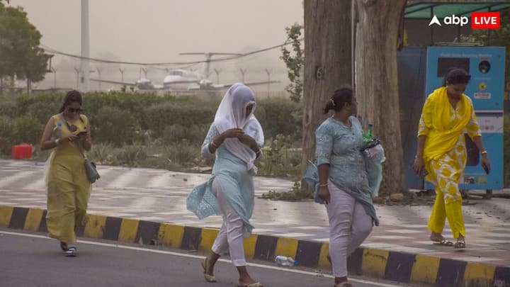 दिल्ली-एनसीआर  में मौसम ने अचानक बदलाव हुआ. धूल भरी आंधी और मूसलाधार बारिश से यातायात प्रभावित हुआ. इस दौरान कई लोगों पर जान का खतरा बन आया और किसी तरह उन्होंन अपनी जान बचाई.