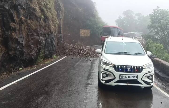 सार्वजनिक बांधकाम विभागाने तातडीने दरड हटविण्याचे काम सुरू केले असून घाटात सध्या एकेरी वाहतूक सुरू आहे .