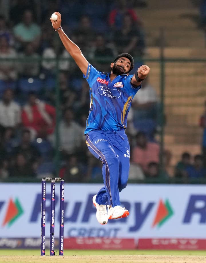 Jasprit Bumrah is one of the best bowlers in the world. He took three wickets against Delhi Capitals on Wednesday. With this, he got 16 wickets this season. Bumrah has done this feat for the 9th time in the IPL, when he has taken 15 or more wickets.