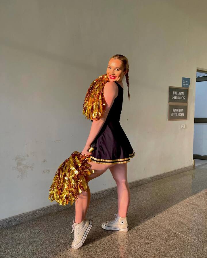 जब भी कोई टीम विकेट लेती है या फिर चौका या छक्का लगता है तो आपने चीयर लीडर्स को गाने की धुन पर धिरकता हुआ देखा होगा, आमतौर पर ये चीयर लीडर्स विदेशी होती हैं. ऐसी ही एक चीयर लीडर है, जो पिछले कुछ सालों से काफी वायरल हो रही हैं.