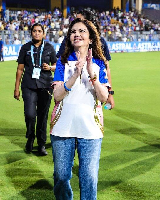 दिल्लीविरुद्ध झालेल्या सामन्यात नीता अंबानीही त्यांच्या संघाला पाठिंबा देण्यासाठी वानखेडे स्टेडियमवर पोहोचल्या.