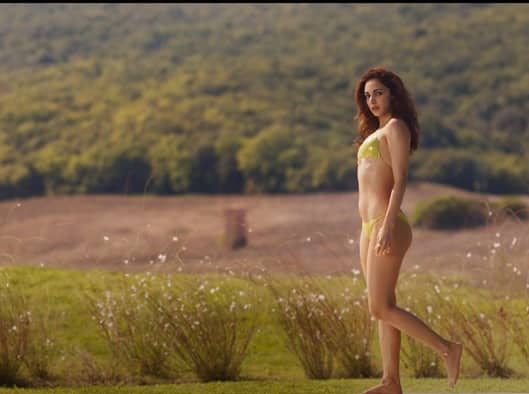 A glimpse of Kiara has been seen in the teaser and one of her glimpse was enough to rob the limelight. Kiara's bikini look has been seen. She has given bikini shot for the first time.