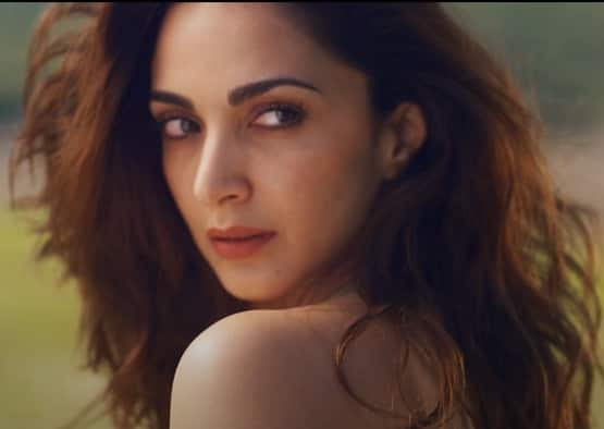 Kiara is wearing a neon color bikini in this shot. This bold look of Kiara has been styled by stylist Anita Shroff. He has styled Kiara for the first time.