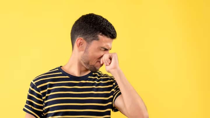 Medical Science: আমাদের অনেকেরই এই অভ্যাস রয়েছে, যা ভয়ঙ্কর বিপদ ডেকে আনেত পারে বলে সতর্ক করছেন চিকিৎসকরা। ছবি: ফ্রিপিক।