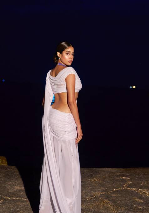 इस बीच, शिखर पहारिया के कमेंट ने ध्यान खींचा है. वे अपनी गर्लफ्रेंड की खूबसूरती पर मर मिटे हैं. उन्होंनें जाह्नवी की तारीफ करते हुए लिखा,