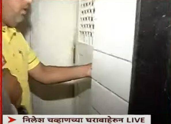 राष्ट्रवादीचा बडतर्फ तालुकाध्यक्ष राजेंद्र हगवणेच्या सुनेने आत्महत्या केल्यावर आता 9 महिन्यांच्या बाळावरून वाद पेटलाय. वैष्णवीचं बाळ तिचा नवरा शशांकने त्याचा मित्र निलेश चव्हाणकडे दिल्याचा आरोप कस्पटे कुटुंबाने केलाय. मात्र बाळ ताब्यात देण्यास नकार दिला जातोय. वैष्णवीचे काका आजही बाळ ताब्यात घेण्यासाठी चव्हाण कुटुंबाकडे गेले, मात्र त्यांना दारच उघडलं गेलं नाही. बाळ आत आहे की नाही याचीही आता त्यांना खात्री राहिलेली नाही.