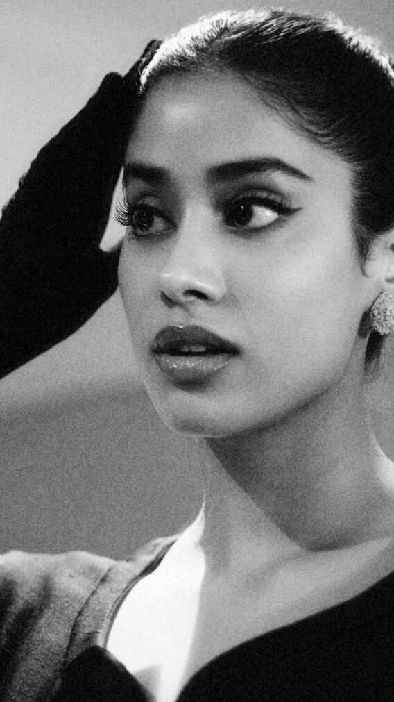 10 कैरेट का डायमंड पहन कान्स में पहुंची जाह्नवी कपूर