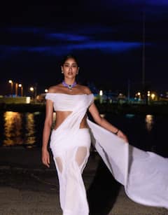Cannes 2025: समंदर किनारे, सफेद साड़ी और पर्पल नेकलेस पहन खूब इठलाई जाह्नवी कपूर, फैंस बोले- श्रीदेवी के 'चांदनी' लुक को दिया ट्रिब्यूट