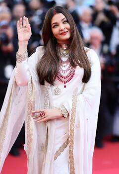 Cannes 2025: એક્ટ્રેસ ઐશ્વર્યા રાયે સેંથામાં સિંદૂર ભરી કાન્સમાં આપ્યા શાનદાર પોઝ