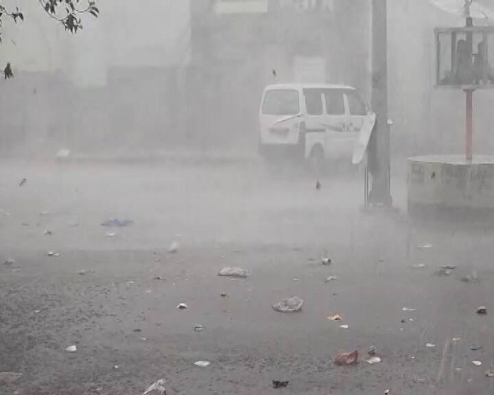 છેલ્લા ૧૫ દિવસથી કમોસમી વરસાદના કારણે સૌરાષ્ટ્રના ખેડૂતો પરેશાન છે, ત્યારે આજે ફરી એકવાર રાજકોટ અને જામનગર જિલ્લામાં ધોધમાર વરસાદ વરસ્યો હતો.