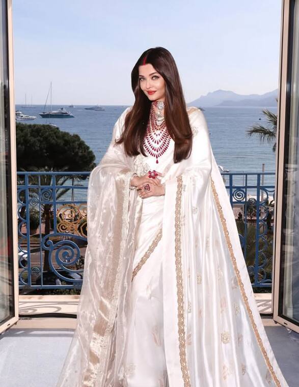 ऐश्वर्या राय हैंडलूम बनारसी साड़ी में बिल्कुल महारानी लग रही थीं. उनकी साड़ी पर हाथ से बुने हुए ब्रोकेड मोटिफ्स और रियल सिल्वर की हाथ से एम्ब्रॉइडरी की गई थी