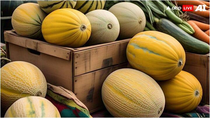 पहले तो इस कहावत का मतलब जान लेते हैं. यह कहावत किसी की संगति के लिए कही जाती है. यानी हम जैसी संगति में रहते हैं, वैसा ही व्यवहार हमारा भी हो जाता है. इसीलिए लोगों से कहा जाता है कि वे अच्छे लोगों की संगति करें और उनके साथ ही दोस्ती करें.