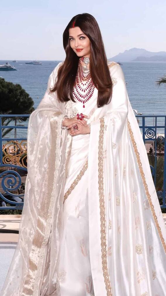 कान्स में ऐश्वर्या राय का रॉयल लुक, सिंदूर और सफेद साड़ी में छाईं 'देसी क्वीन'