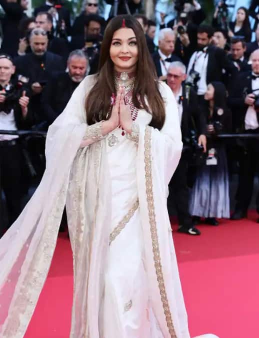 Cannes 2025: ઐશ્વર્યા રાયે ફરી એકવાર કાન્સ 2025માં ચર્ચામાં આવી હતી. અભિનેત્રી ફેશન ઇવેન્ટમાં શાહી અંદાજમાં પહોંચી હતી. તેના ફોટા જોઈને ચાહકો દિલ ગુમાવી રહ્યા છે. અત્યાર સુધી ઘણી બોલિવૂડ અભિનેત્રીઓ કાન્સમાં પોતાના લુકથી ચર્ચામાં આવી છે, પરંતુ બધા ઐશ્વર્યા રાયના કાન્સના લુકની રાહ જોઈ રહ્યા હતા. આખરે, બુધવારે, અભિનેત્રી શાહી અંદાજમાં સાડી પહેરીને કાન્સમાં પહોંચી હતી. અભિનેત્રીના સેંથામાં સિંદૂરે બધાનું ધ્યાન ખેંચ્યું. આ સાથે ઐશ્વર્યાએ પતિ અભિષેક સાથેના લગ્નજીવનમાં તિરાડના સમાચારોનો અંત લાવી દીધો છે.