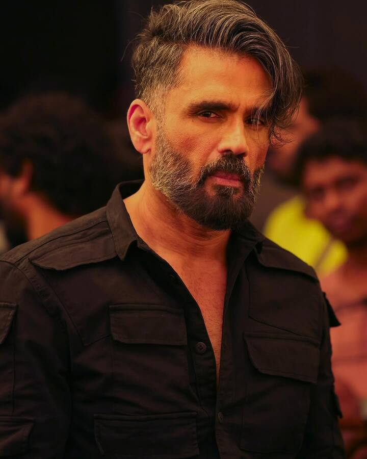 सुनील शेट्टी ने परेश रावल के फिल्म को छोड़ने वाली खबर पर हैरानी जताई और कहा कि उन्हें और अक्षय कुमार को इस फैसले की कोई इंफॉर्मेशन नहीं थी.