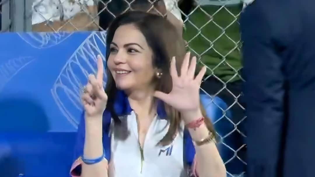 nita ambani six fingers celebration went viral after mumbai indians beat dc MI जीतेगी 6th आईपीएल ट्रॉफी..., प्लेऑफ में पहुंचते ही नीता अंबानी का ख़ास सेलिब्रेशन हुआ वायरल, सभी टीमों को दी 'वार्निंग'