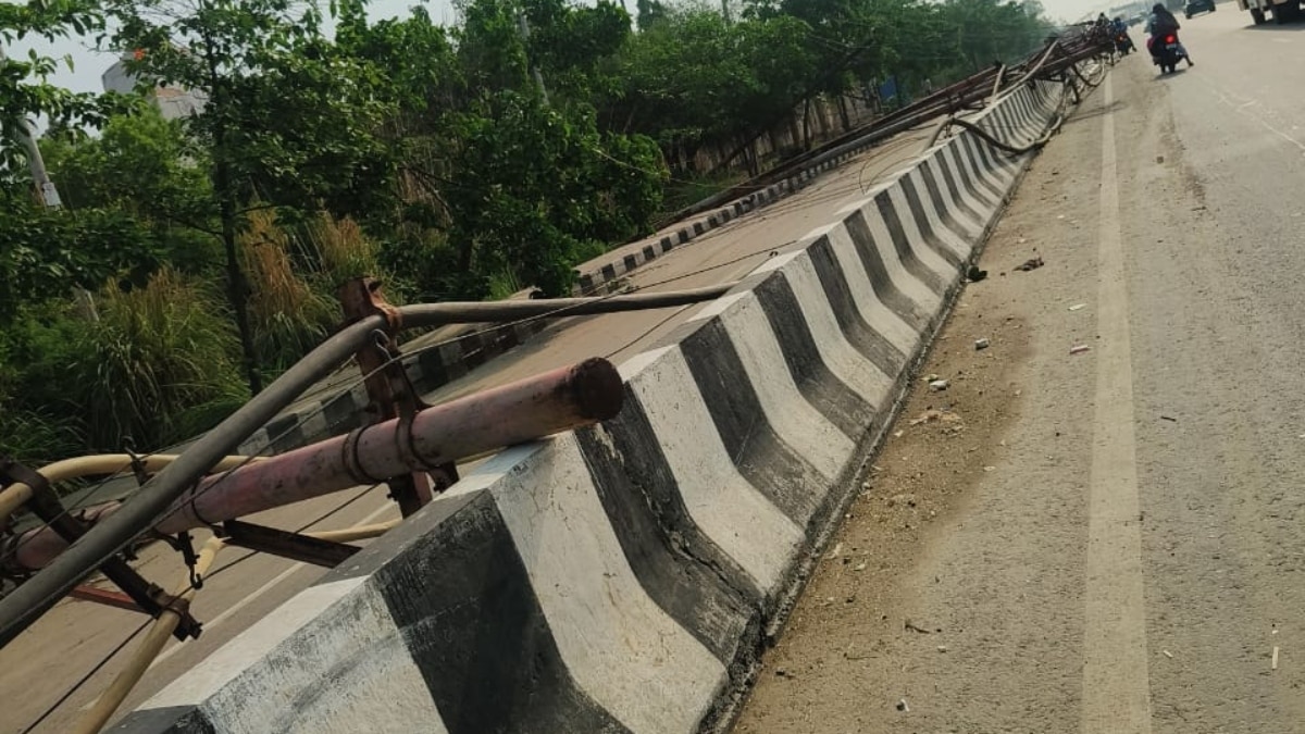 हापुड़ में आंधी-तूफान के कहर के बाद गिरे बिजली के पोल, विद्युत विभाग को लगी लाखों की चपत