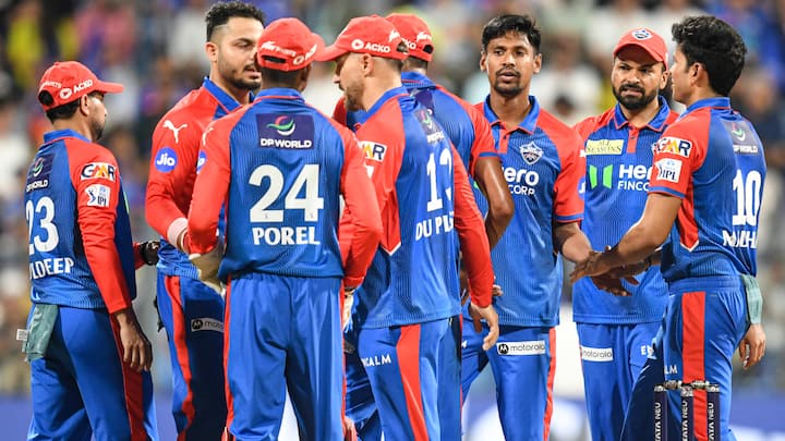 Delhi Capitals Registers Shameful Record: दिल्ली कैपिटल्स को बुधवार को मुंबई इंडियंस के हाथों 59 रनों से हार का सामना करना पड़ा. इसी के साथ दिल्ली टूर्नामेंट से बाहर हो गई.