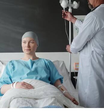 ਸਿਗਰਟਨੋਸ਼ੀ, ਜ਼ਿਆਦਾ ਭਾਰ ਜਾਂ ਮੋਟਾਪਾ ਹੋਣਾ, ਬਹੁਤ ਜ਼ਿਆਦਾ ਸ਼ਰਾਬ ਪੀਣਾ ਜਾਂ ਸਿਗਰਟਨੋਸ਼ੀ ਕਰਨਾ ਤੇ ਕੈਂਸਰ ਦਾ ਪਰਿਵਾਰਕ ਇਤਿਹਾਸ ਹੋਣਾ ਵੀ ਤੁਹਾਡੇ ਜੋਖਮ ਨੂੰ ਵਧਾਉਂਦਾ ਹੈ। ਇਨ੍ਹਾਂ ਖਤਰਿਆਂ ਵੱਲ ਗੰਭੀਰਤਾ ਨਾਲ ਧਿਆਨ ਦੇਣਾ ਤੇ ਰੋਕਥਾਮ ਉਪਾਅ ਅਪਣਾਉਂਦੇ ਰਹਿਣਾ ਮਹੱਤਵਪੂਰਨ ਹੈ। ਆਓ ਜਾਣਦੇ ਹਾਂ ਕੈਂਸਰ ਦੇ ਕੁਝ ਆਮ ਲੱਛਣਾਂ ਬਾਰੇ, ਜਿਨ੍ਹਾਂ ਨੂੰ ਅਕਸਰ ਨਜ਼ਰਅੰਦਾਜ਼ ਕੀਤਾ ਜਾਂਦਾ ਹੈ।