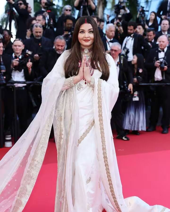 आपला लूक आणखी शाही करण्यासाठी ऐश्वर्यानं मल्टीलेयर पिंक ज्वेलरी पेअर केलेली. तिनं रूबी गोल्ड आणि डायमंडनी बनलेला नेकलेस आणि रिंग्स वेअर केलेल्या.