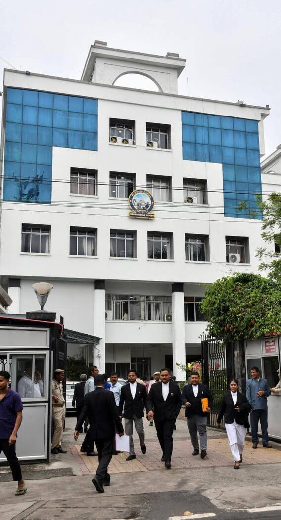 कोर्ट में काले कपड़े ही क्यों पहने जाते हैं?