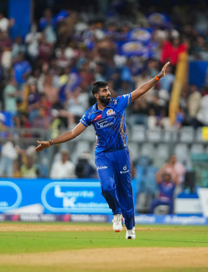 बुमराह ने इस सीजन में 9 मैचों में 14.13 की औसत और सिर्फ 6.4 की इकॉनमी रेट से 16 विकेट चटकाए हैं. बुमराह ने 9वीं बार आईपीएल में 15 या उससे ज्यादा विकेट लिए हैं. वो ऐसा करने वाले दुनिया के पहले गेंदबाज हैं.