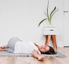 ਜ਼ਮੀਨ 'ਤੇ ਸੌਣ ਨਾਲ ਸਰੀਰ ਨੂੰ ਮਿਲਦੇ ਹੈਰਾਨੀਜਨਕ ਫਾਇਦੇ, ਇੱਥੇ ਜਾਣੋ