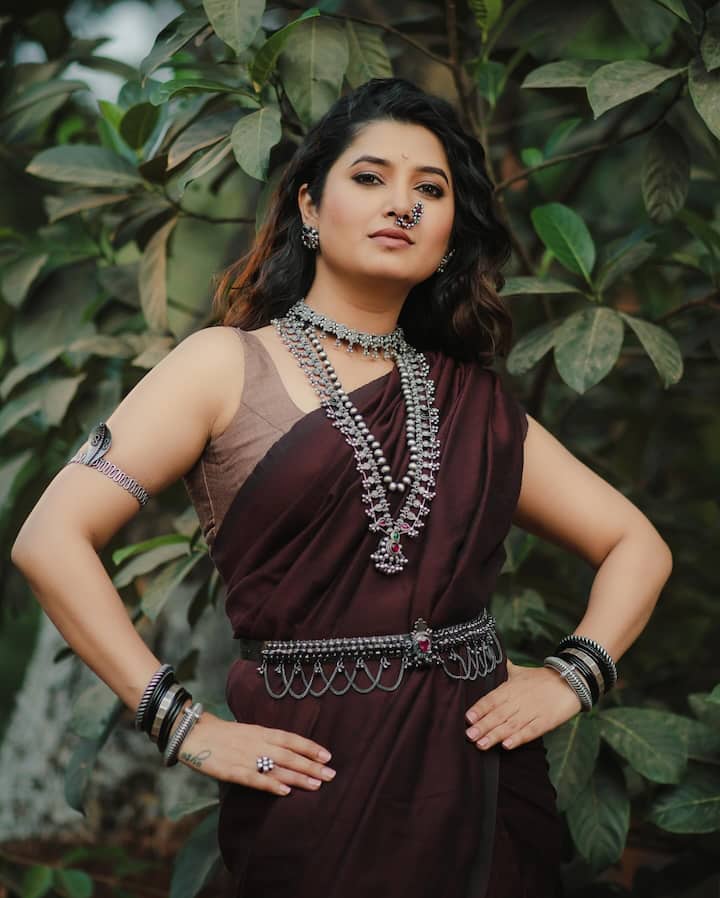 तिच्या मराठमोळ्या सौंदर्याने आणि पारंपरिक पोशाखांमध्ये असलेल्या आकर्षकतेने अनेकांना मंत्रमुग्ध केले आहे.