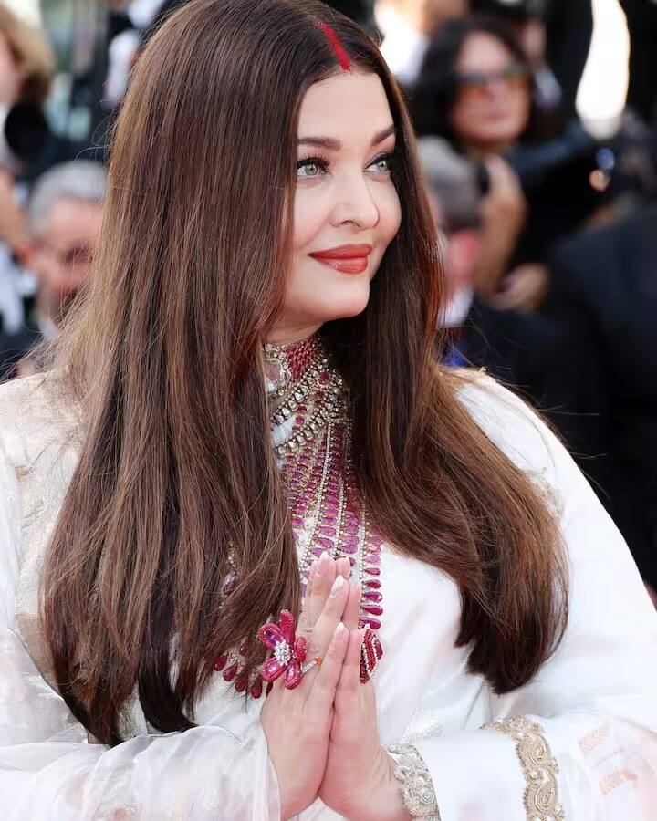 हाताने विणलेल्या कदवा आयव्हरी हँडलूम बनारसी साडीत ऐश्वर्या खूप क्लासी दिसत होती. यात आयव्हरी आणि हाताने विणलेल्या ब्रोकेड मोटिफ्स आणि अस्सल चांदीमध्ये हातानं भरतकाम केलेल्या जरीचे तपशील आहेत.