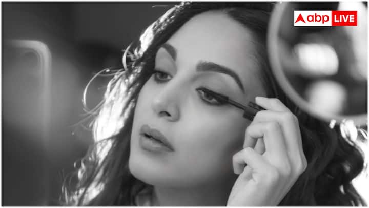 कियारा योग को भी अपनी फिटनेस का महत्वपूर्ण हिस्सा मानती हैं. वह सूर्य नमस्कार, प्राणायाम और अन्य योग मुद्राओं का नियमित अभ्यास करती हैं. यह उनकी मांसपेशियों को लचीला बनाता है और तनाव को कम करने में भी मदद करता है.