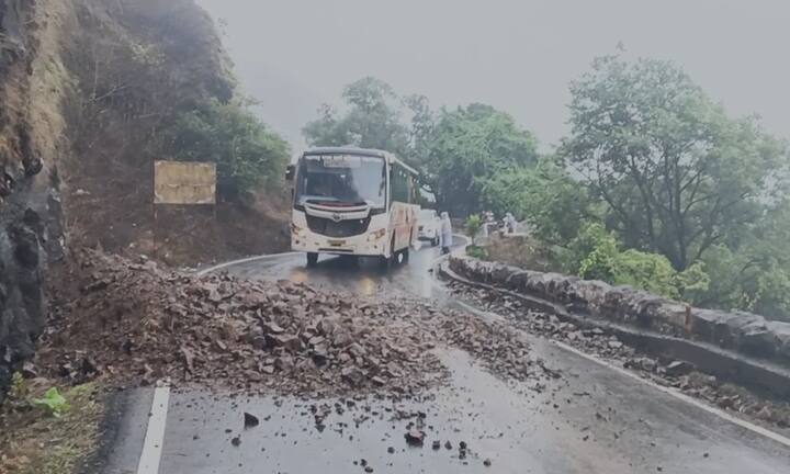 पूर्व मान्सून सुरू झाल्यावरच दरडी कोसळण्याच्या घटना घडत असून पावसाळ्यापूर्वी आंबोली घाटातील धोकादायक ठिकाणी दुरुस्ती करण्याची मागणी होत आहे.