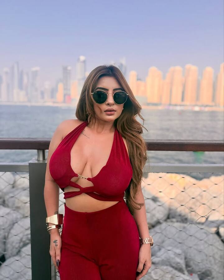 અભિનેત્રીનું કર્વી ફિગર અને હોટનેસ કોઈને પણ દિવાના બનાવી શકે છે. તેની તસવીરો સોશિયલ મીડિયા પર ધૂમ મચાવી રહી છે. આ ઉપરાંત, ચાહકો તેમની તસવીરો કે વીડિયોને ઘણો પ્રેમ આપે છે.