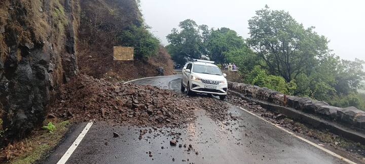 आंबोली घाटात सावंतवाडीच्या दिशेने काही अंतरावर आज सकाळी दरड कोसळलीय .