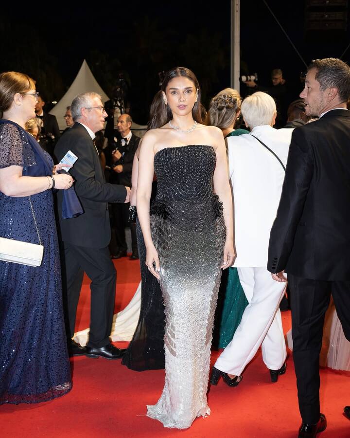Bollywood actress Aditi Rao Hydari has also reached Cannes. Where she first appeared in a red saree. Then walked on the red carpet in a glamorous style.