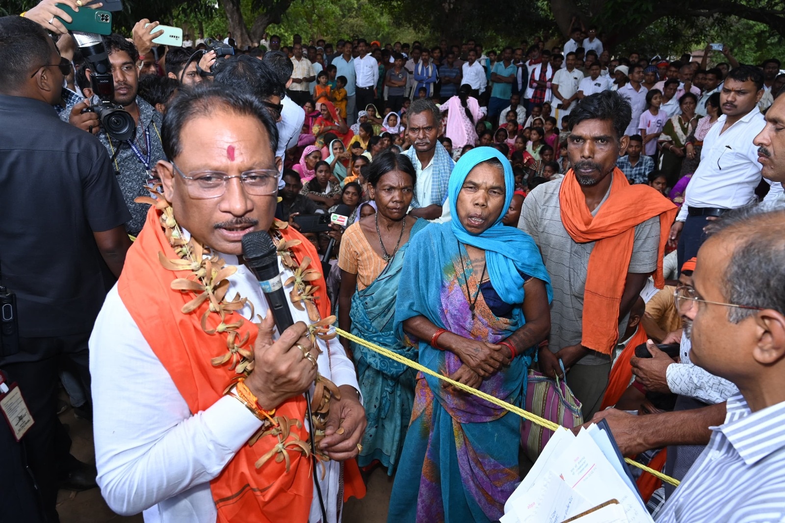विष्णु देव साय ने हरगवां का किया दौरा, कटहल, आम और महुआ पेड़ के नीचे लगाई चौपाल, ग्रामीणों ने CM से की ये शिकायत