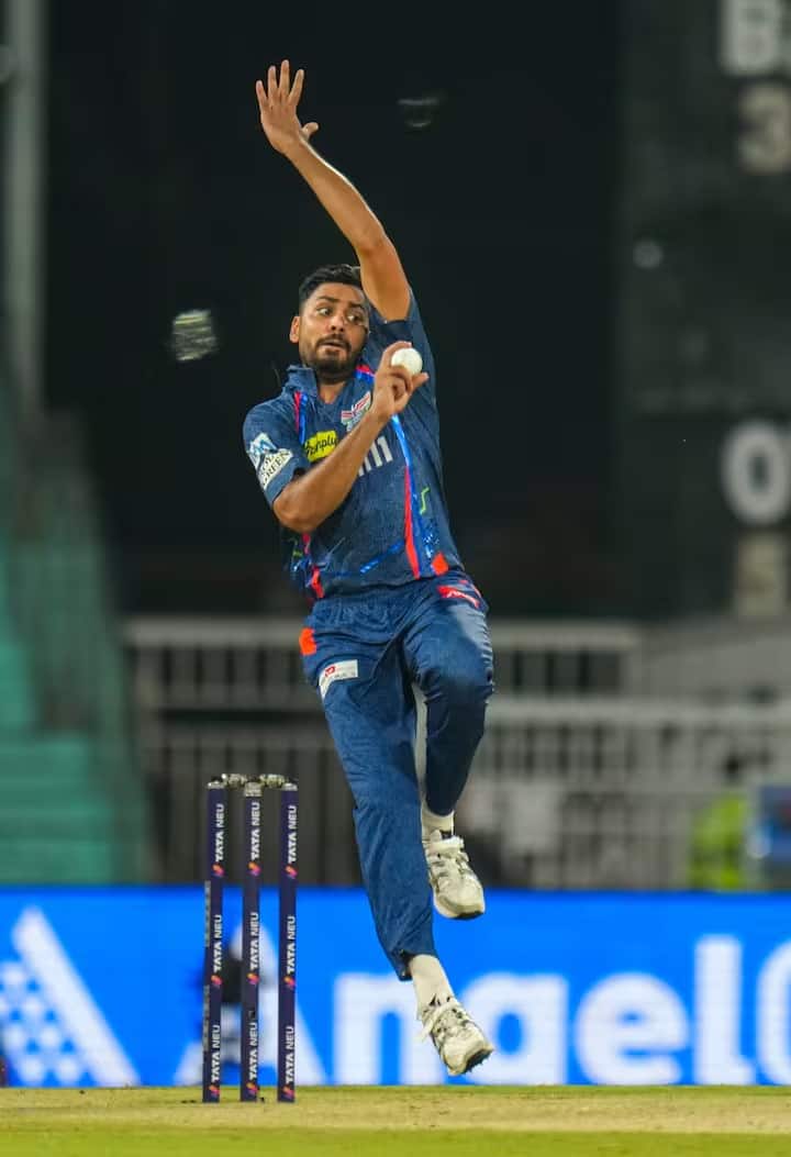 तेज गेंदबाज आवेश खान ने इस बार अपने प्रदर्शन से सबको निराश किया। आवेश 11 मैचों में सिर्फ 10 विकेट ही ले सके। इस दौरान उनका औसत 40 का रहा। वहीं, उन्होंने 9.98 की इकॉनमी रेट से रन दिए।