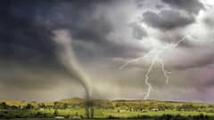 आंधी-तूफान के दौरान इन गलतियों की वजह से जा सकती है आपकी जान, तुरंत करें ये काम