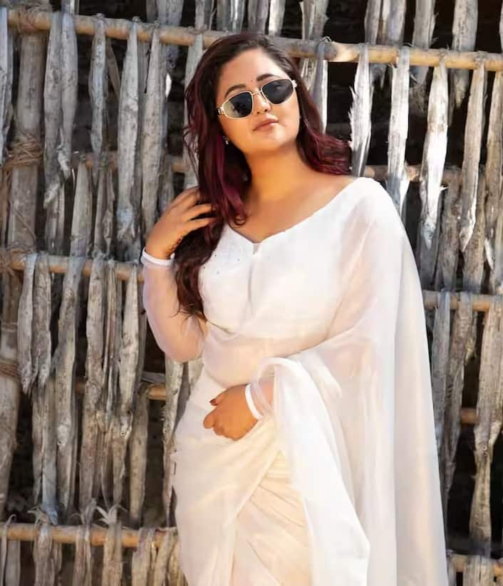 अभिनेत्री ने कहा, 'मैंने अपनी जान बचाई और वहां से भाग निकली और घर आकर राहत की सांस ली।' घर पहुंचते ही उसने अपनी मां को घटना के बारे में सब कुछ बताया। रश्मि का कहना है कि यह सब सुनने के बाद उनकी मां अगले दिन उस आदमी के पास गईं और उसे जोरदार थप्पड़ मारकर सबक सिखाया। एक्ट्रेस ने आगे कहा, 'इंडस्ट्री में अच्छे और बुरे दोनों तरह के लोग हैं लेकिन कास्टिंग काउच भी एक हकीकत है।'