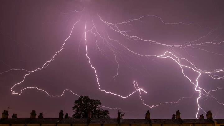 आंधी-तूफान में पेड़ और बिजली के खंभे गिरने के आसार ज्यादा होते हैं, इसलिए ऐसी जगह पर खड़े हो जहां पर आप सुरक्षित रहें. आप अपने चेहरे को किसी कपड़े से ढक लें, जिससे धूल-मिट्टी अंदर न जाए. साथ ही पेड़ के नीचे खड़े होने की गलती बिल्कुल न करें, इससे आपके ऊपर बिजली भी गिर सकती है..