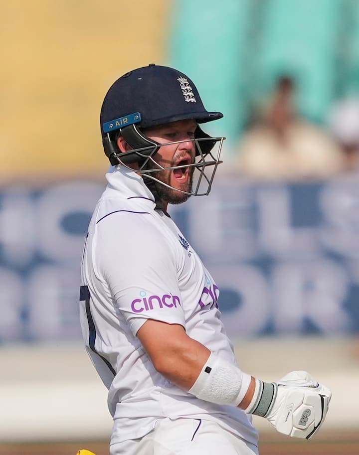 डकेट ने 140 रनों की पारी में 20 चौके और दो छक्के लगाए. डकेट ने 140 रन में से बाउंड्री से 92 रन ठोक डाले. डकेट टेस्ट करियर में 5 शतक के अलावा 13 अर्धशतक भी ठोक चुके हैं. उनका टेस्ट में लगभग 40 से ज्यादा का औसत है.