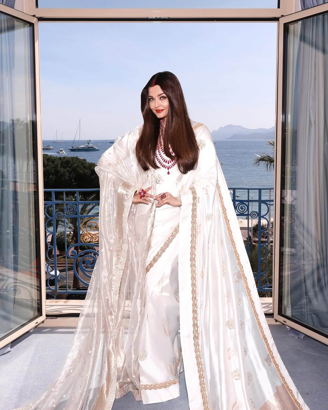 ऐश्वर्या दे रही थीं कान्स में पोज, गैर-मौजूदगी में इस एक्ट्रेस संग डिनर करने पहुंचे अभिषेक बच्चन, मां जया भी थीं साथ