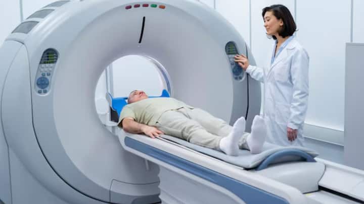 ওই যুবকের CT Scan করা হলে দেখা যায়, ঘাড়ের থার্ড ও ফোর্থ বোনের মাঝের অংশ ছিঁড়ে গিয়েছে। ফলে শ্বাসনালি দিয়ে বাতাস বেরিয়ে ফুসফুসের মাঝের টিস্যুতে ঢুকে যাচ্ছে। শ্বাসনালিতে ২/২ মিলিমিটার আয়তনের গর্ত দেখতে পান চিকিৎসকরা।