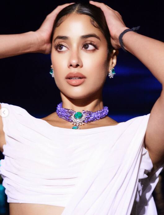 उन्होंने अपने बालों को एक खूबसूरत बन में बांधा हुआ है वहीं उन्होंने सटल मेकअप किया है.