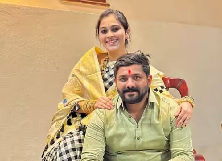 Vaishnavi Hagawane Death: सासरच्या मानसिक आणि शारिरीक त्रासाला कंटाळून वैष्णवी शशांक हगवणे (वय 23) हिने राहत्या घरात गळफास घेऊन आत्महत्या केली आहे. याप्रकरणी वैष्णवीचा पती शशांक राजेंद्र हगवणे, सासू लता राजेंद्र हगवणे, नणंद करिश्मा राजेंद्र हगवणे यांना मृत्यूस कारणीभूत ठरल्याप्रकरणी अटक केली आहे. सासरा राजेंद्र तुकाराम हगवणे व दीर सुशील राजेंद्र हगवणे हे फरार असून, त्यांच्या तपासासाठी पोलिसांची चार पथके रवाना करण्यात आली आहेत.