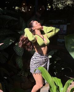 Avneet Kaur ने शेयर की ग्लैमरस तस्वीरें, यूजर्स ने लिखा 'अब नहीं आएगा Virat Kohli का लाइक'