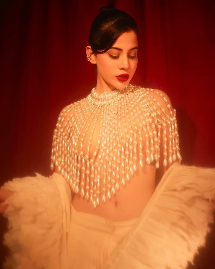 उर्फी जावेद एक सोशल मीडिया इन्फ्लुएंसर हैं. ये कांच से लेकर फॉइल पेपर तक, तो कभी सेफ्टी पिन से बना कपड़ा भी फैशन में बदल देती हैं. वो अपने अनोखे अतरंगी स्टाइल के लिए जानी जाती हैं